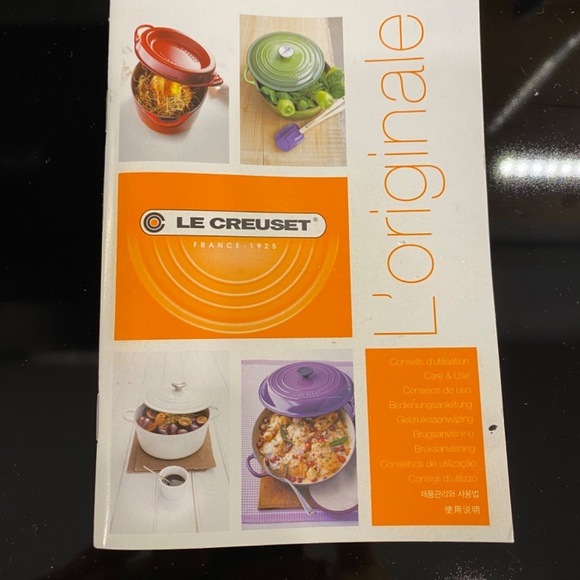 Le Creuset Signature Round Wide Oven Pot - Picture 8 of 8